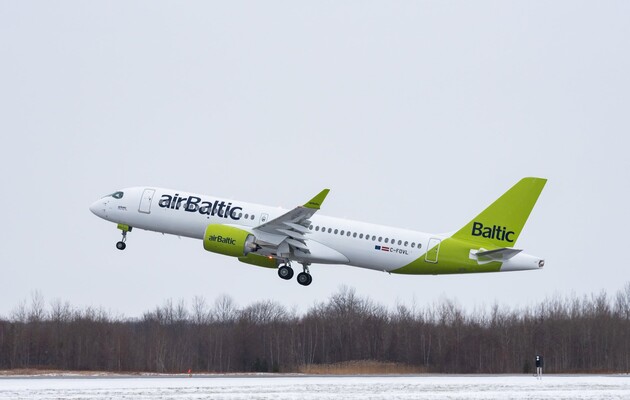 Латвійська airBaltic через рік відновлює авіарейси в Україну 