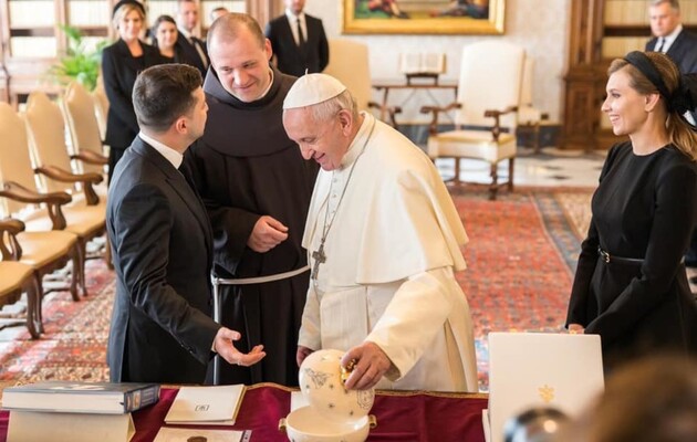 Зеленський привітав Папу Римського Франциска з річницею обрання 