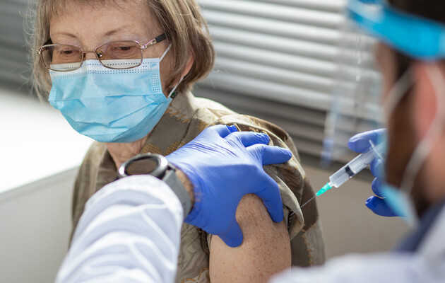 В Украине первый человек получил обе дозы вакцины против коронавируса 