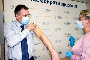 Керівництво ЦГЗ МОЗ вакцинувалося від коронавіруса 