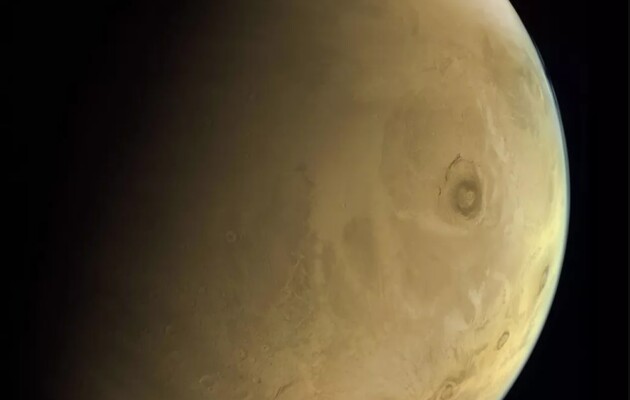 Аппарат ОАЭ сделал снимок самого высокого вулкана Солнечной системы