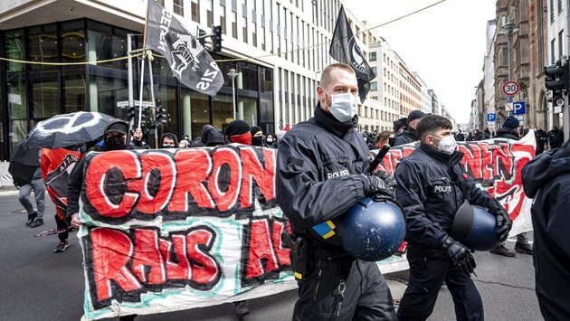 В Германии на антиковидных протестах произошли столкновения с полицией