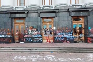 «Дикунська десакралізація почалася з «першої реформи»»: політики, журналісти й активісти про протести під ОПУ 