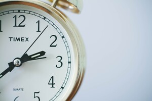 Переведення стрілок годинника: як перевірити точний час 