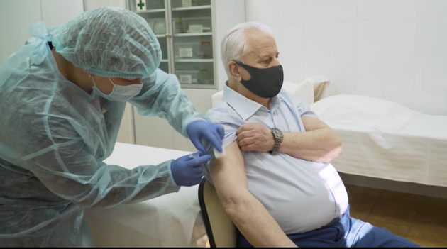 Кравчук сделал прививку против коронавируса 