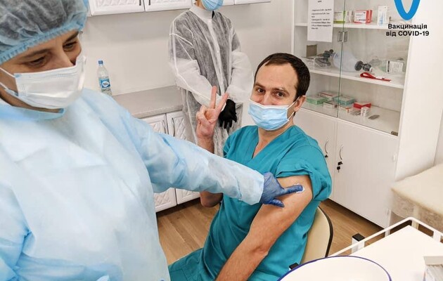 Лікарів, які відмовляються від щеплення проти ковіду, не будуть звільняти — Степанов