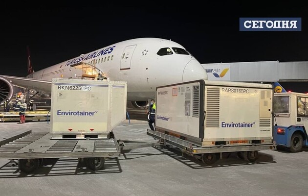 В Борисполь прибыл самолет с китайской вакциной от коронавируса Sinovaс