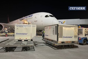 У Бориспіль прибув літак з китайською вакциною від коронавірусу Sinovaс 