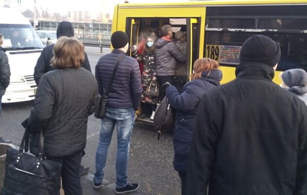 У Києві громадському транспорту дозволили перевозити більше пасажирів 