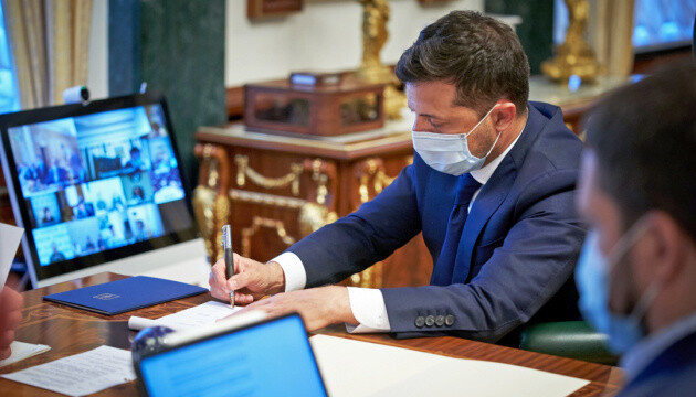 Зеленский разблокировал получение Украиной вакцин от COVAX