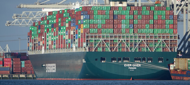 Мировая торговля теряет $230 млрд из-за контейнеровоза, который стоит на мели в Суэцком канале
