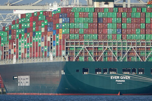 Світова торгівля втрачає $230 млрд через контейнеровоз, що стоїть на мілині в Суецькому каналі 