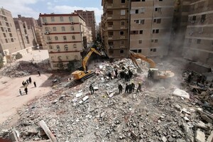 В центре Каира обрушился жилой дом: много пострадавших
