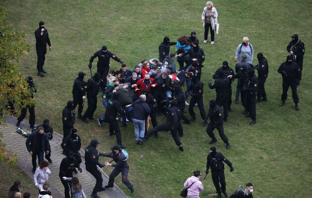На мітингу проти Лукашенка в Мінську затримали сотню осіб