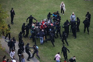 На митинге против Лукашенко в Минске задержали сто человек