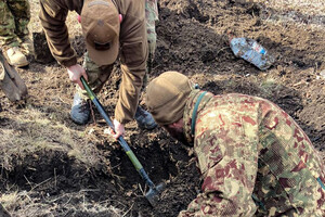 Боевики оборудовали тайник с боеприпасами в школе на Луганщине: фоторепортаж