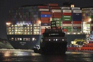 Розвантаження контейнеровоза в Суецькому каналі відбудеться, коли всі можливості для витягування судна за допомогою буксирів, буде вичерпано