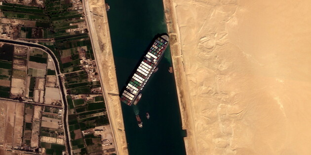 Суецький канал розблокують після постановки гігантського контейнеровоза на фарватер –адміністрація 