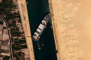 Суэцкий канал разблокируют после постановки гигантского контейнеровоза на фарватер – администрация