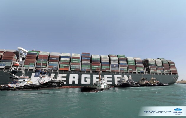 У Суецькому каналі почали буксирування гігантського контейнеровоза 
