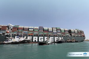 В Суэцком канале начали буксировку гигантского контейнеровоза