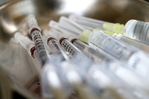 Зростання безпрецедентне: ЄС має намір збільшити потенціал виробництва вакцин від COVID-19 