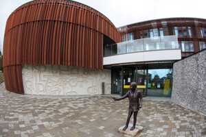 У Вінчестерському університеті встановили перший пам'ятник Грети Тунберг в натуральну величину 