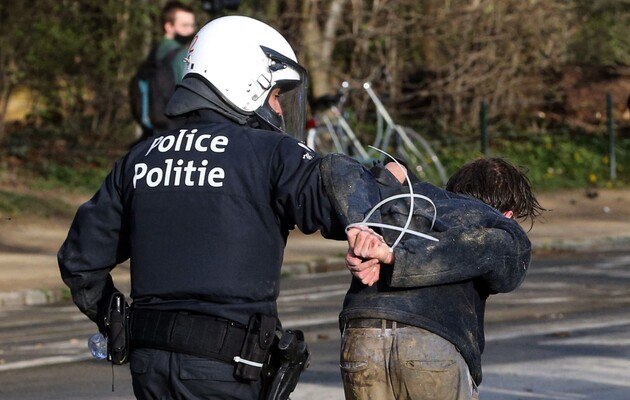 У Брюсселі поліція застосувала водомет і сльозогінний газ для розгону людей, які зібралися на першоквітневий концерт 