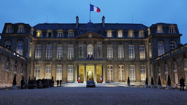 У Парижі затримали художника за спробу проникнути на територію Єлисейського палацу з палаючої пляшкою 