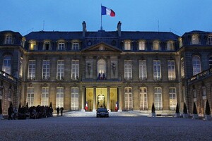 В Париже задержали художника за попытку проникнуть на территорию Елисейского дворца с горящей бутылкой