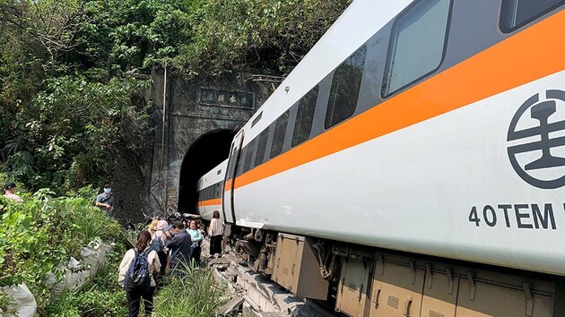На Тайване произошло крушении поезда в тоннеле: Минимум 36 погибших