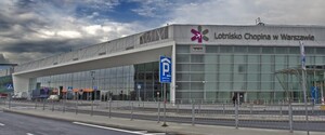 В аеропорту Варшави понад 100 пасажирів і екіпаж літака евакуювали через повідомлення про закладену бомбу 