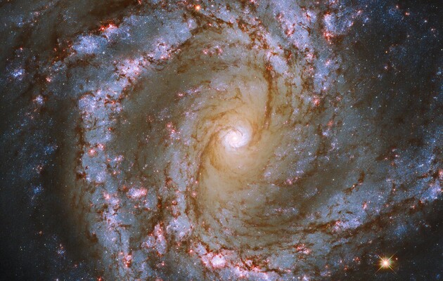«Хаббл» зробив вражаючий знімок галактики з чорною дірою в центрі 