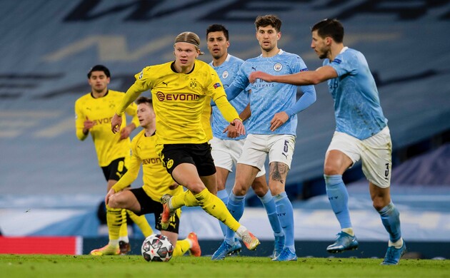 Холанд расписался на карточках