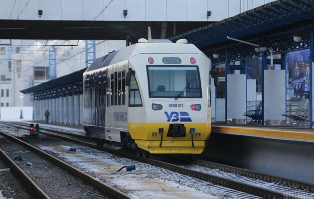 В Хмельницкой области временно остановили движение пригородных поездов 