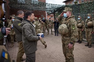 Зеленский пообедал на передовой и вручил бойцам награды 