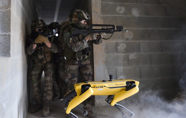 Робопес Boston Dynamics принял участие в военных учениях во Франции