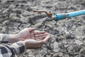 «Цистернами, бочками, як завгодно»: Рєзніков назвав умову поставки води в Крим 