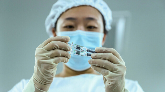 У Китаї дозволили тестування третьої вакцини проти коронавірусу від Sinopharm 