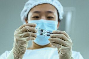 У Китаї дозволили тестування третьої вакцини проти коронавірусу від Sinopharm 