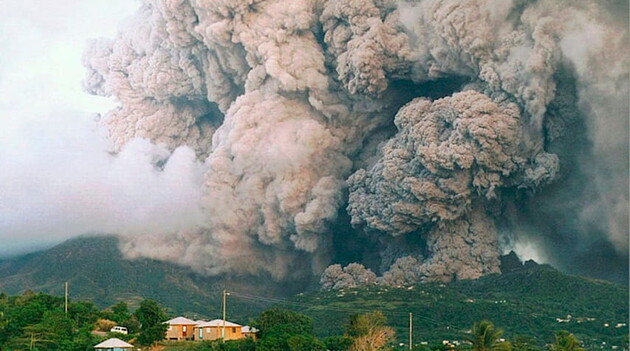Виверження вулкана на карибському острові Сент-Вінсент: повітряний простір закрито через вулканічний попіл 