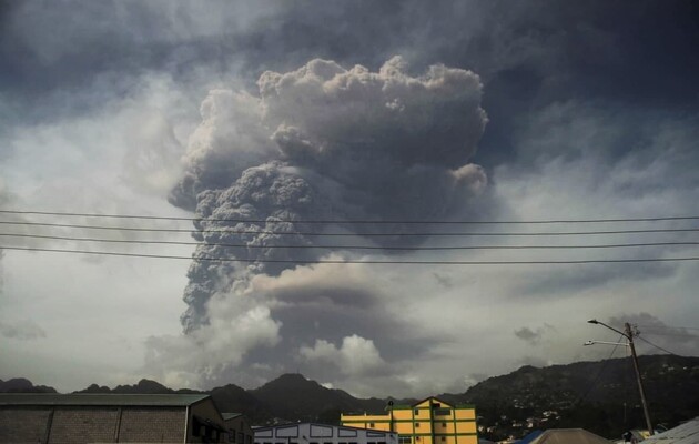 На Карибах из-за извержения вулкана эвакуировали 16 тысяч человек