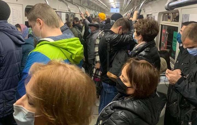 Кількість пасажирів у метро стривожила соцмережі 
