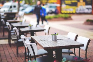 Столичным ресторанам и кафе разрешили ставить летние террасы после 15 апреля