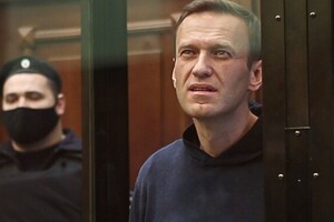 В HRW ситуацию с Навальным назвали попыткой унизить лидера оппозиции: 