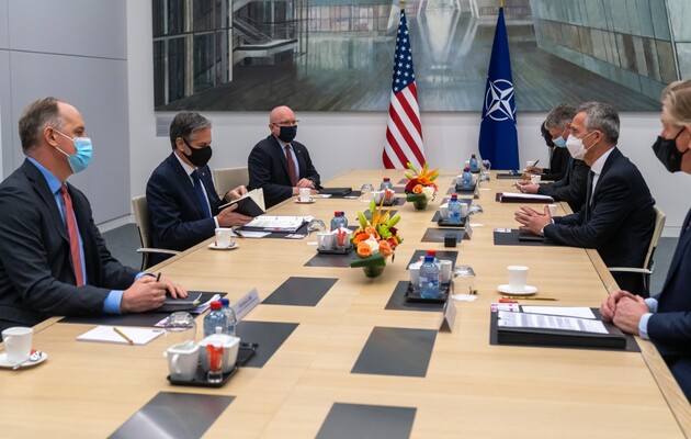 Глава Госдепа США и генсек НАТО заявили о важности прекращения наращиваний Россией войск у границ Украины