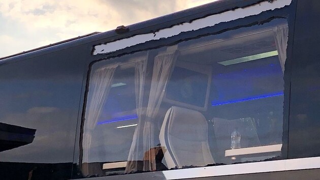 Автобус витримав натиск нападників