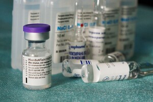 В Украине началась вакцинация препаратом Pfizer 