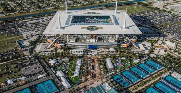 Траса проходить навколо стадіону