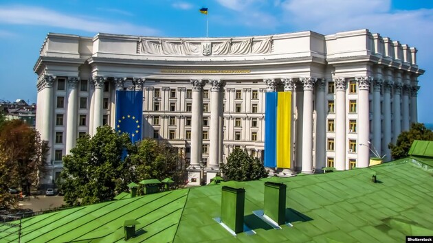 Далі 24 години, щоб залишити Україну: в МЗС повідомили, кого з російських дипломатів вишлють з країни 